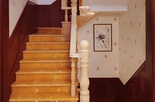 金银川路街道中式别墅室内汉白玉石楼梯的定制安装装饰效果